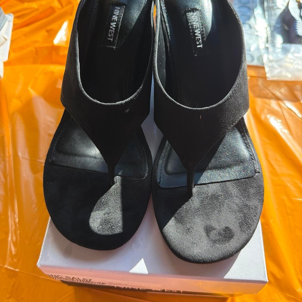 New Nine West black suede open toe sandals in size 7.5
